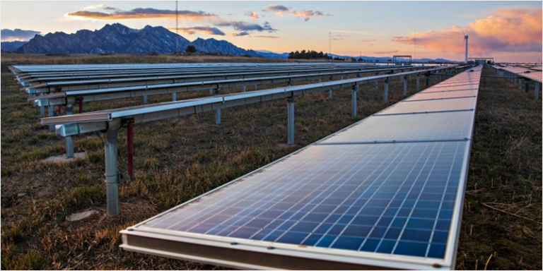 Instalación fotovoltaica en las montañas del Laboratorio Nacional de Energía Renovable (NREL) en Colorado.