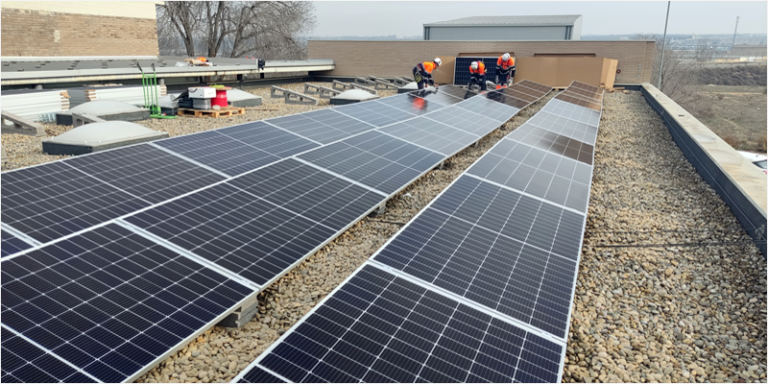 Paneles solares en un colegio público de Tàrrega.