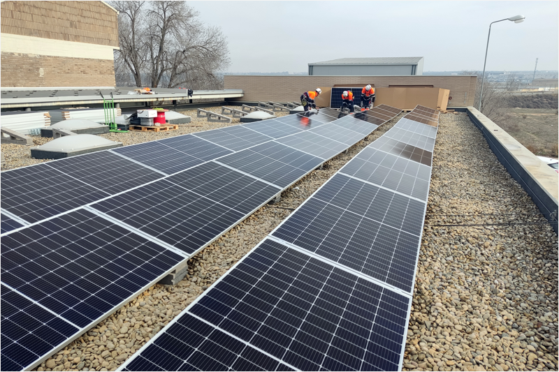 Paneles solares en un colegio público de Tàrrega.