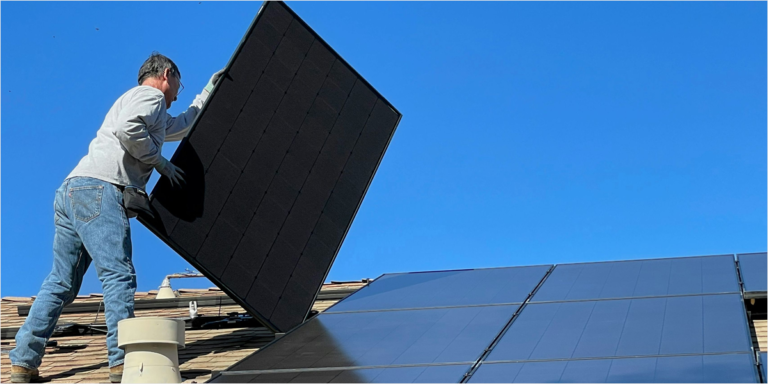 Colocación de paneles solares en una cubierta.