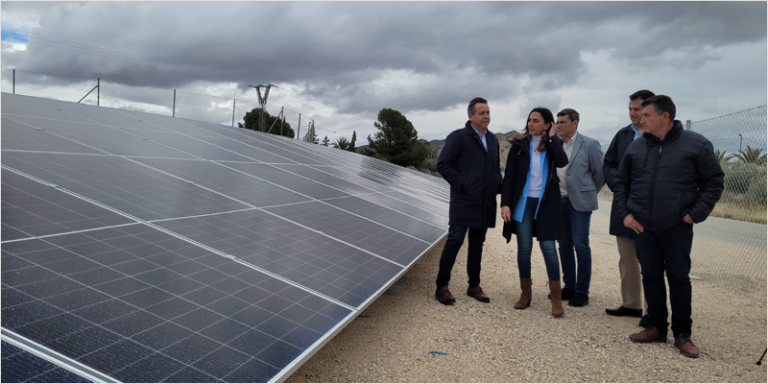 Representantes institucionales de Murcia visitando una instalación solar.