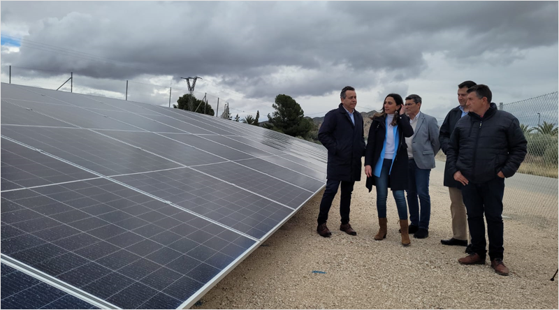Representantes institucionales de Murcia visitando una instalación solar.