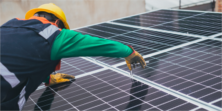 Trabajador junto a paneles solares.