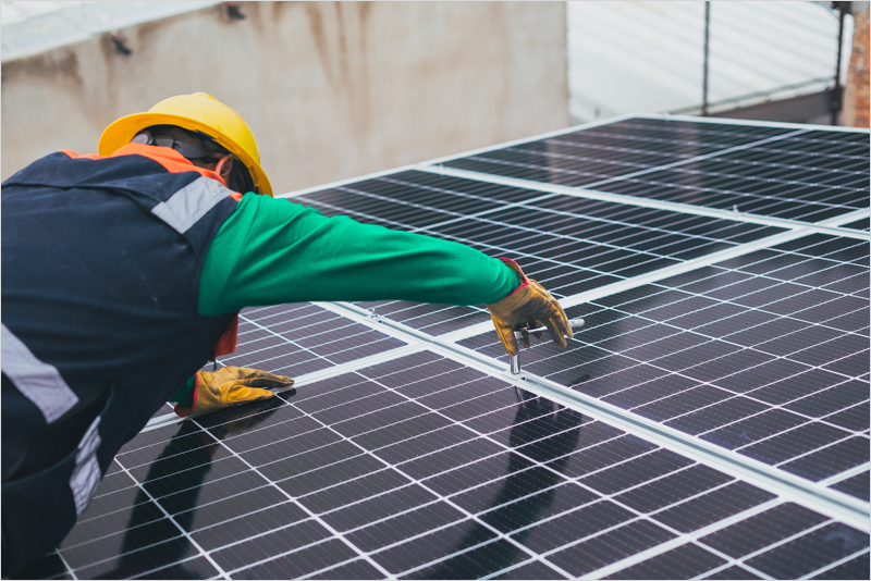 Trabajador junto a paneles solares.