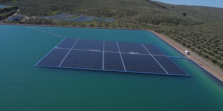 Instalación de energía solar flotante en Jerez.