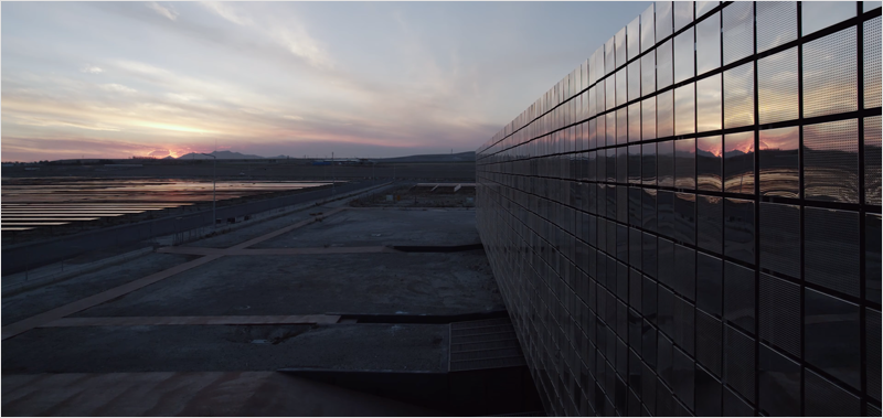 Fachada del edificio de control del parque fotovoltaico Kalyon Karapınar.