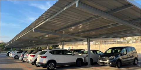 La marquesina fotovoltaica de Albert Camus en Mahón suministra energía a varios edificios municipales