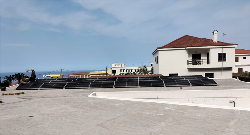 Paneles solares en la cubierta de un centro sanitario.