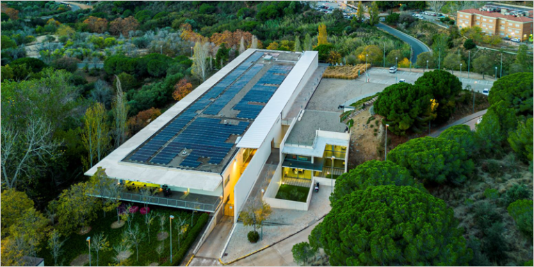Paneles solares en el Tanatorio de Badalona.