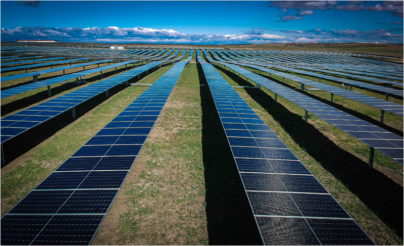 Parque fotovoltaico sobre suelo.