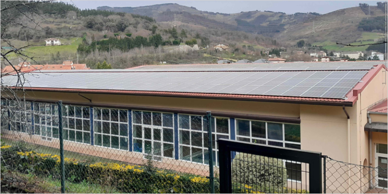 Cubierta fotovoltaica en un polideportivo de Berriz.