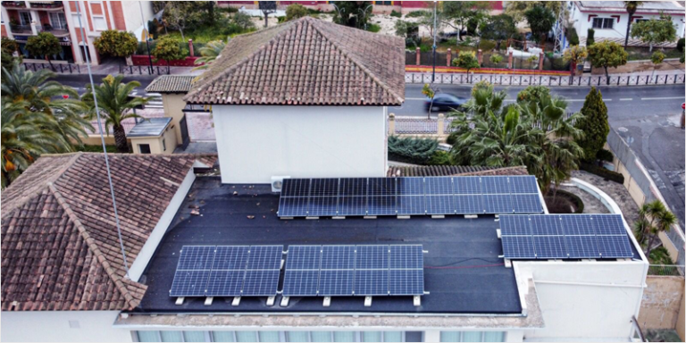 Cubierta fotovoltaica en teatro municipal de Cabra (Córdoba).