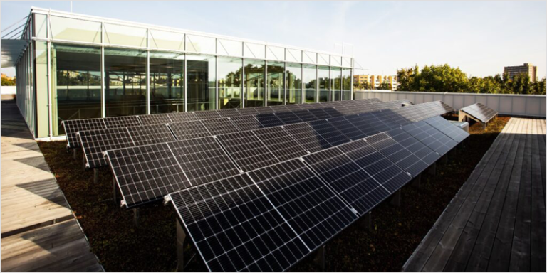 Paneles solares en la cubierta del M-Lab, Centro Interdisciplinario de Prototipos de la KTU.