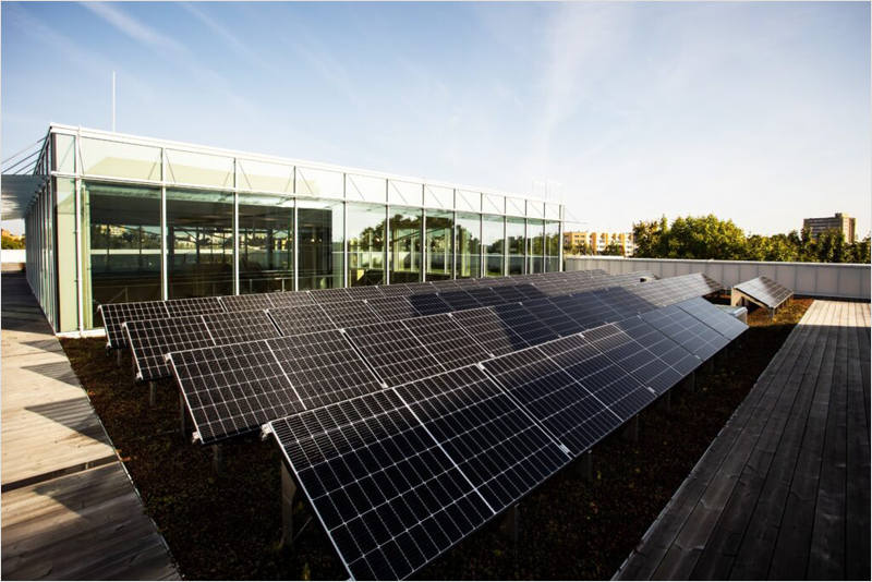 Paneles solares en la cubierta del M-Lab, Centro Interdisciplinario de Prototipos de la KTU.