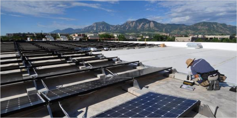 Cubierta fotovoltaica en la Universidad de Colorado.