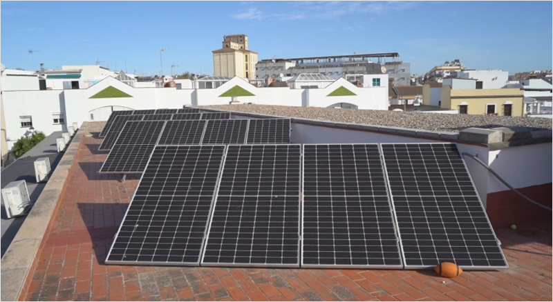 Paneles solares en cubierta municipal de Écija.