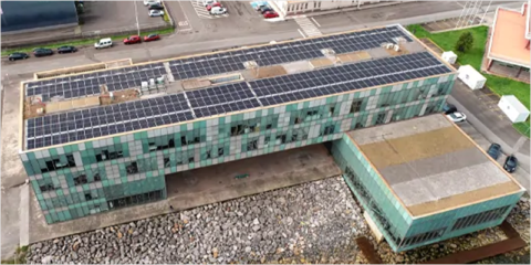 El edificio de servicios múltiples del Puerto de Gijón incorpora paneles solares para autoconsumo