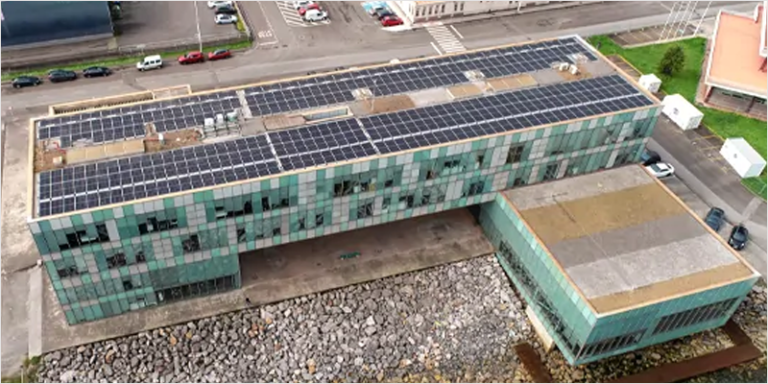 Cubierta fotovoltaica del edificio administrativo del Puerto de Gijón.