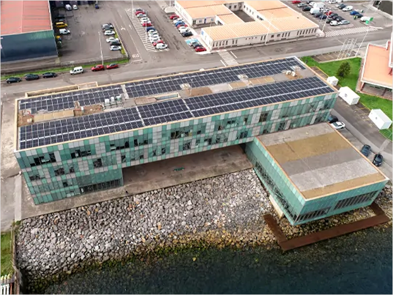 Cubierta fotovoltaica del edificio administrativo del Puerto de Gijón.
