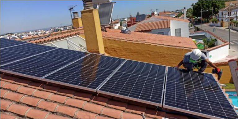 Instalación fotovoltaica en la cubierta de una vivienda en Andalucía.