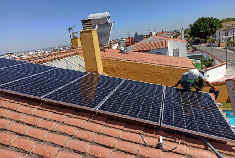 Instalación fotovoltaica en la cubierta de una vivienda en Andalucía.