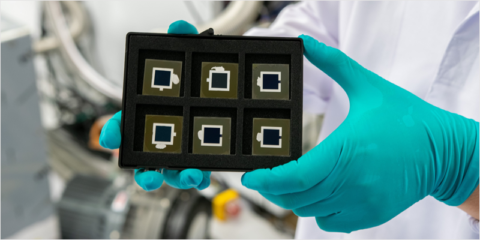 Una célula solar en tándem de perovskita/silicio alcanza una eficiencia de conversión del 27,1%