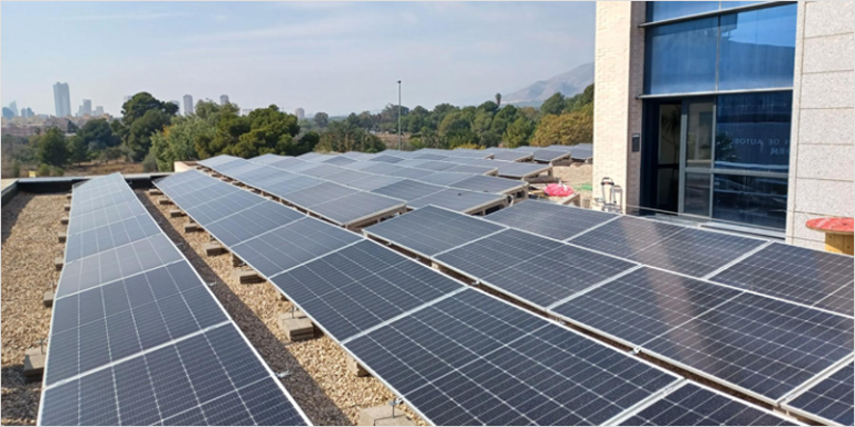 Paneles solares en la sede judicial de Benidorm.