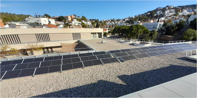 Paneles solares en un edificio municipal de Sitges.