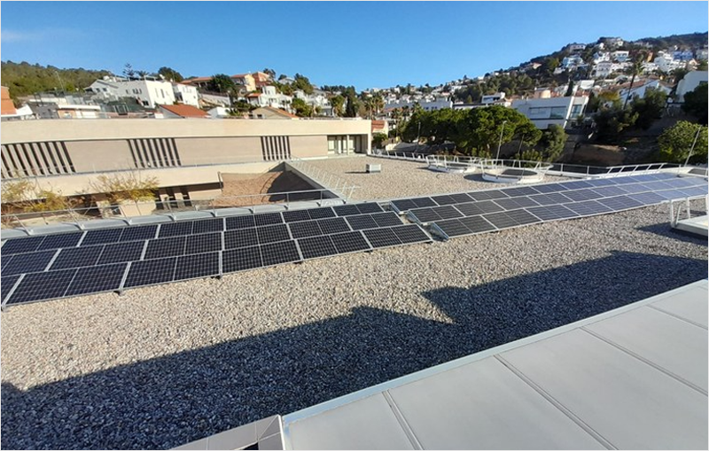 Paneles solares en un edificio municipal de Sitges.