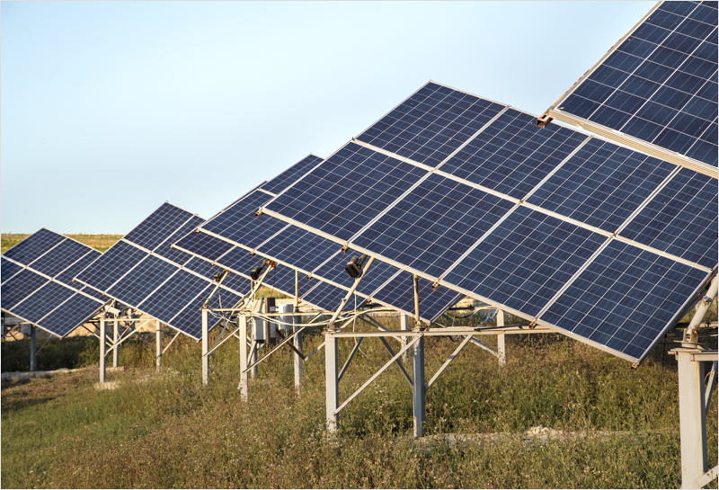 Paneles solares en el campo.