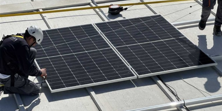 Instalación de paneles solares en La Nucía.