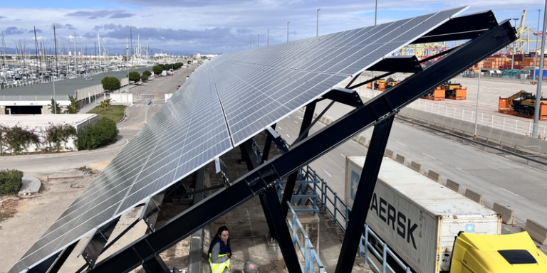 Instalación solar en el Muelle Príncipe Felipe del Puerto de Valencia.