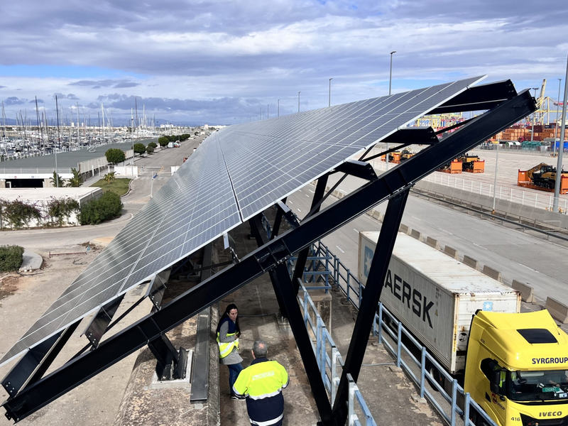 Instalación solar en el Muelle Príncipe Felipe del Puerto de Valencia.