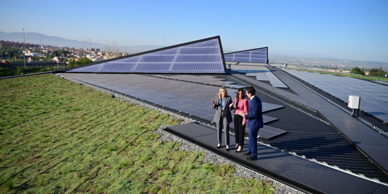 Cubierta fotovoltaica en el Metro de Granada.