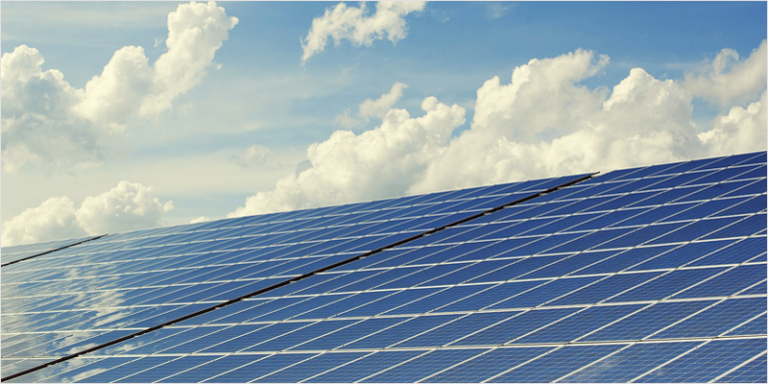 Foto de archivo de paneles solares.