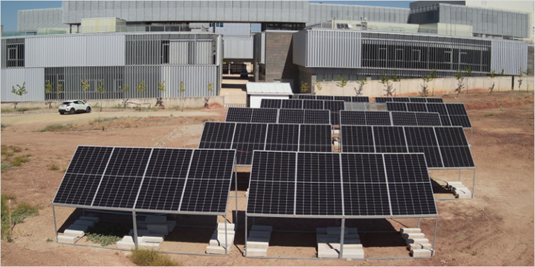 Paneles fotovoltaicos bifaciales en la Universidad de Jaén.