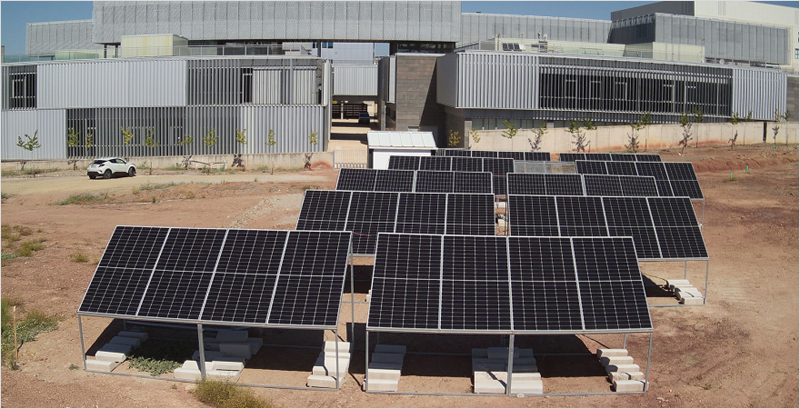 Paneles fotovoltaicos bifaciales en la Universidad de Jaén.