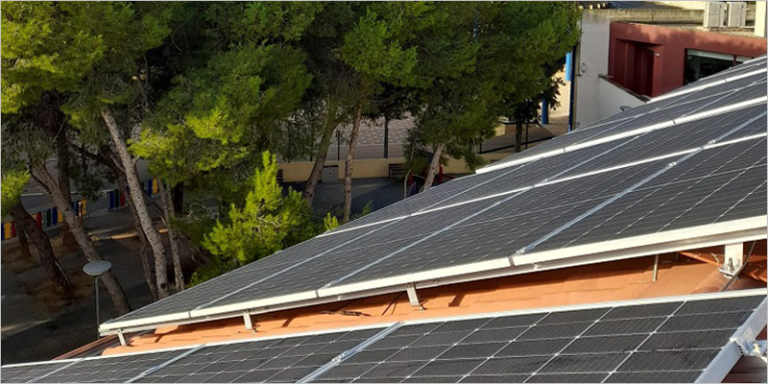 Cubierta solar del edificio CESAL en Alcalà de Xivert-Alcossebre.