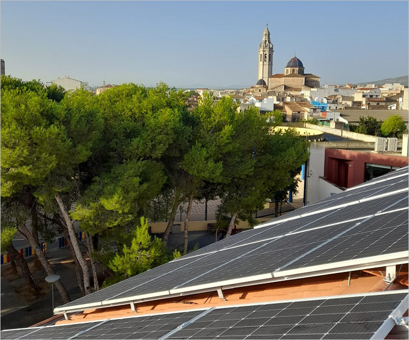 Cubierta solar del edificio CESAL en Alcalà de Xivert-Alcossebre.