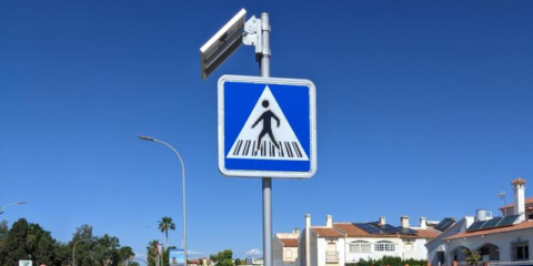 El Ayuntamiento de Rincón de la Victoria instala señales de tráfico que se iluminan mediante energía solar