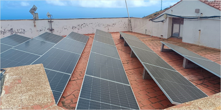 Cubierta fotovoltaica en la sede del Cabildo de El Hierro.