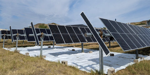 La colocación de reflectores aumenta la producción de los paneles solares en un 4,5%