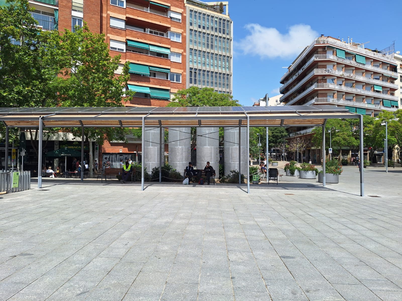 Pérgola fotovoltaica en la plaza Anna Lizaran.