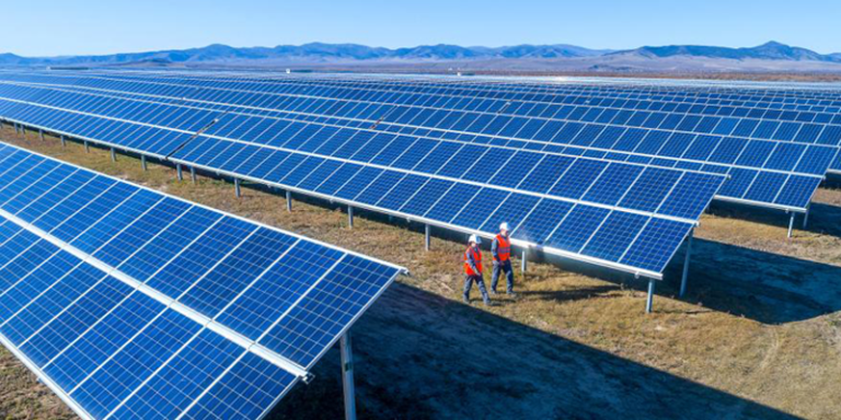 Parque fotovoltaico sobre suelo.