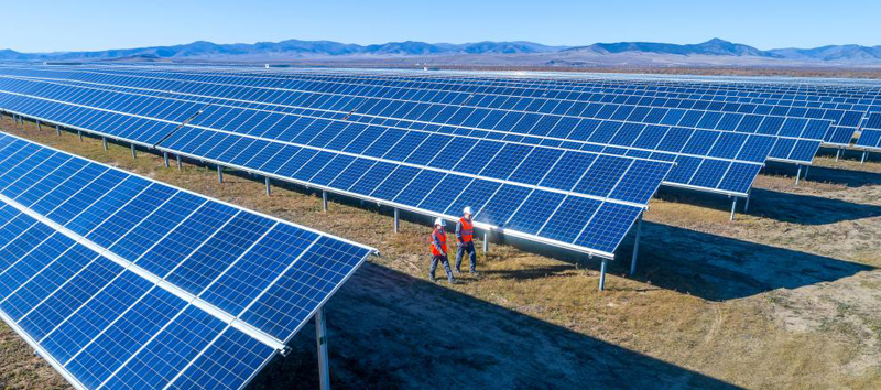 Parque fotovoltaico sobre suelo.