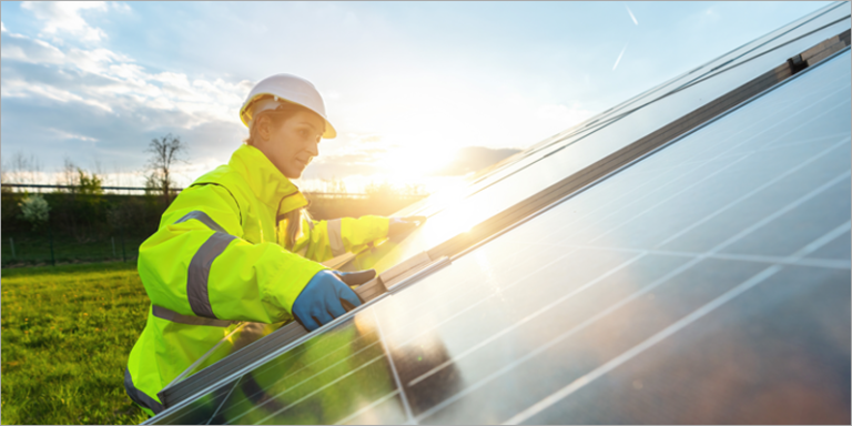 Trabajadora de la cadena fotovoltaica.