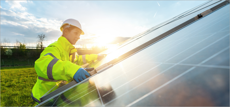 Trabajadora de la cadena fotovoltaica.