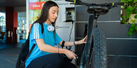 Solarcycle impulsa una red de tótems de energía solar para la recarga de bicicletas eléctricas