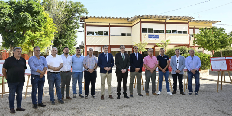 Representantes institucionales de Murcia en un colegio público.