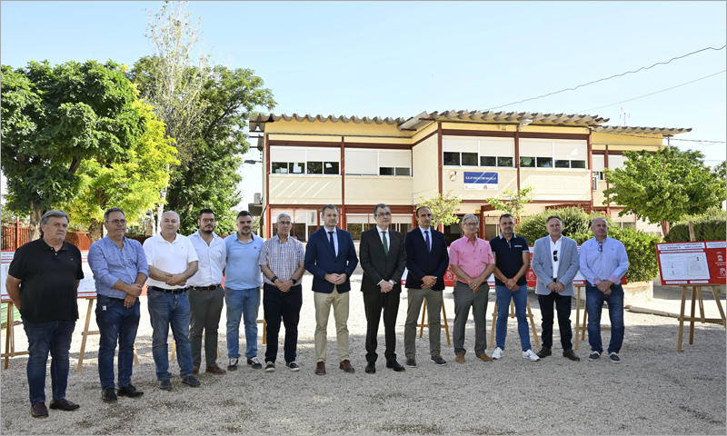 Representantes institucionales de Murcia en un colegio público.